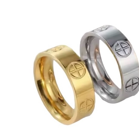 UNISEX STAINLESS STEEL RING IN GOLD OR SILVER NWOT - Picture 1 of 7
